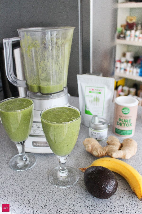 green-superfood-smoothie Smoothie? Superfood? Frühstück? Wenn es morgens schnell gehen muss, ist keine Zeit für ein Frühstück. Superfoods und diesen Schnick Schnack.