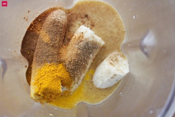 Kurkuma Latte Smoothie Zutatetn Kurkuma Latte Smoothie - EXTREM gesund - Wahnsinns Wirkung: entzündungshemmend (anti-inflammatory), Antioxidantien, Immunsystem, Entgiftung des Körpers, gegen Depressionen, ... Vegan: Vanille Milch, Bananen, Lebkcuhengewürz, Kurkuma, Zimt, Koriander, Zimt, Kokosöl, Chili