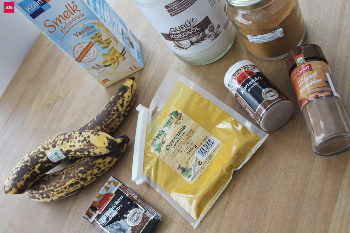 Kurkuma Latte Smoothie - EXTREM gesund - Wahnsinns Wirkung: entzündungshemmend (anti-inflammatory), Antioxidantien, Immunsystem, Entgiftung des Körpers, gegen Depressionen, ... Vegan: Vanille Milch, Bananen, Lebkcuhengewürz, Kurkuma, Zimt, Koriander, Zimt, Kokosöl, Chili Kurkuma Latte Smoothie - Wirkung: entzündungshemmend (anti-inflammatory), Antioxidantien, Immunsystem, Entgiftung des Körpers, gegen Depressionen, ... Vegan: Vanille Milch, Bananen, Lebkcuhengewürz, Kurkuma, Zimt, Koriander, Zimt, Kokosöl, Chili
