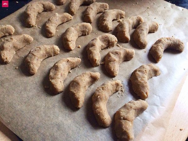 Rezept: Low Carb Vanillekipferl selber machen – wie das Original. Weihnachten ohne Zucker. Low Carb, Keto Rezept: Leckere Weihnachts-Vanille Kipferl Kekse. Vanillekipferln Rezept für Weihnachten, das gesund und einfach ist mit einer Art Mürbeteig. Geht schnell, ist zuckerfrei und ketogen. #Rezept #LowCarb #Vanillekipferl #klassisch selber machen, wie das Original. Weihnachten ohne Zucker. Low Carb Rezept: Leckere Weihnachts-Vanille Kipferl Kekse. Low Carb Vanillekipferl Rezept: Das klassische Rezept zu Weihnachten. Meine Freundin hat letztens diese leckere Weihnachts-Vanille Kipferl Kekse gebacken und du kannst sie einfach und schnell zu Hause zubereiten. Sei sind zuckerfrei und sogar ketogen (keto: ohne Zucker, wenig Kohlenhydrate).