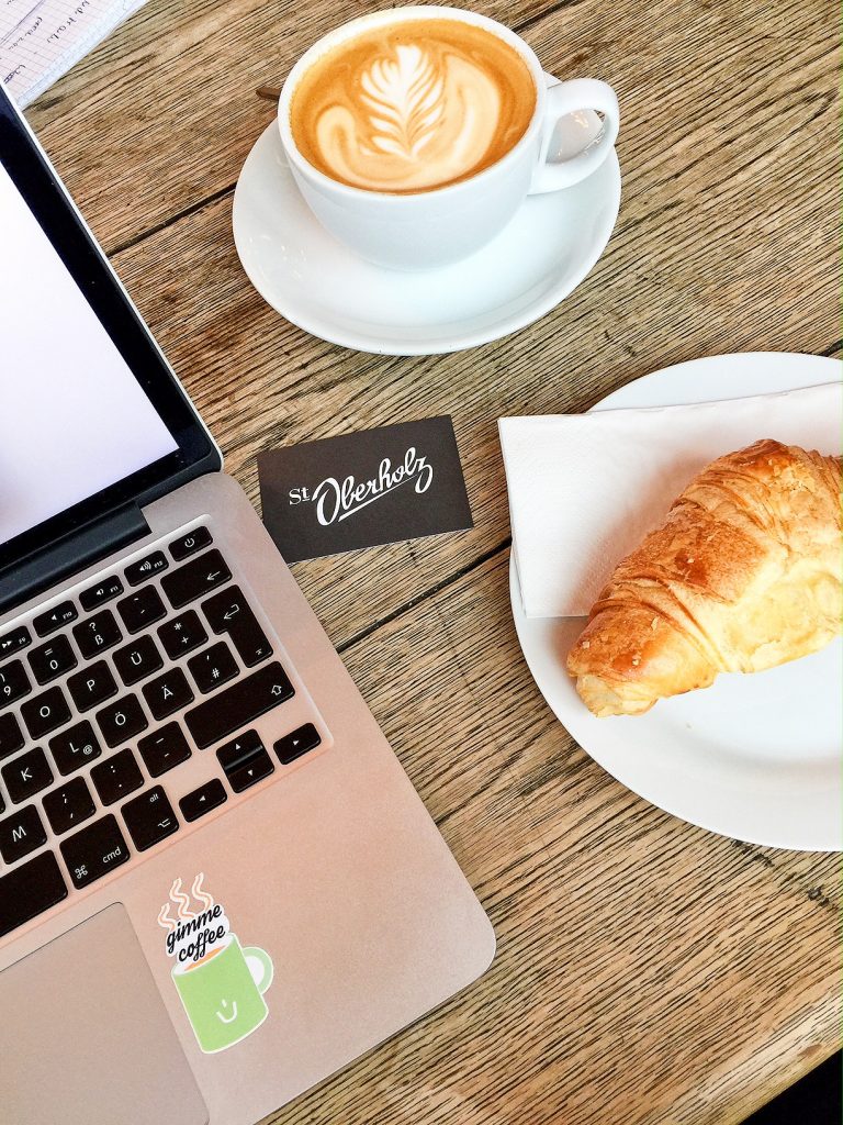 Fitnessblogger: Gimme Coffee - ein Kaffee und Croissant motivieren beim Arbeiten am Blog.