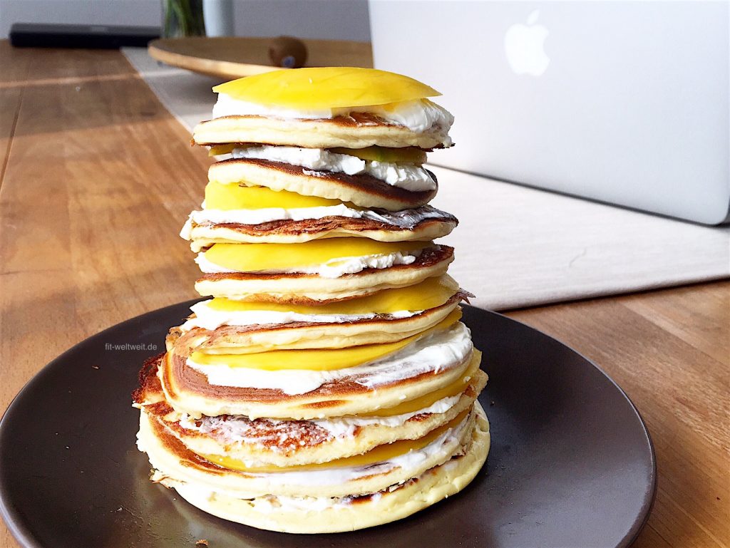 Abends kannst du Fette und Eiweiße essen. Protein flicken deine Zellen, die im Laufe des Tages oder beim Training kaputt gegangen sind. 101g Eiweiß / Tower. #Fitness #Rezepte zum Abnehmen und zum Abendessen oder Mittagessen. Auch zum Frühstück sind Pamcakes lecker. Diese Mango Tower Pancakes sind perfekt für den #Muskelaufbau geeignet. Vegetarisch und leicht. Auch gut fürs Büro als Meal Prep, Fitness Food Rezepte