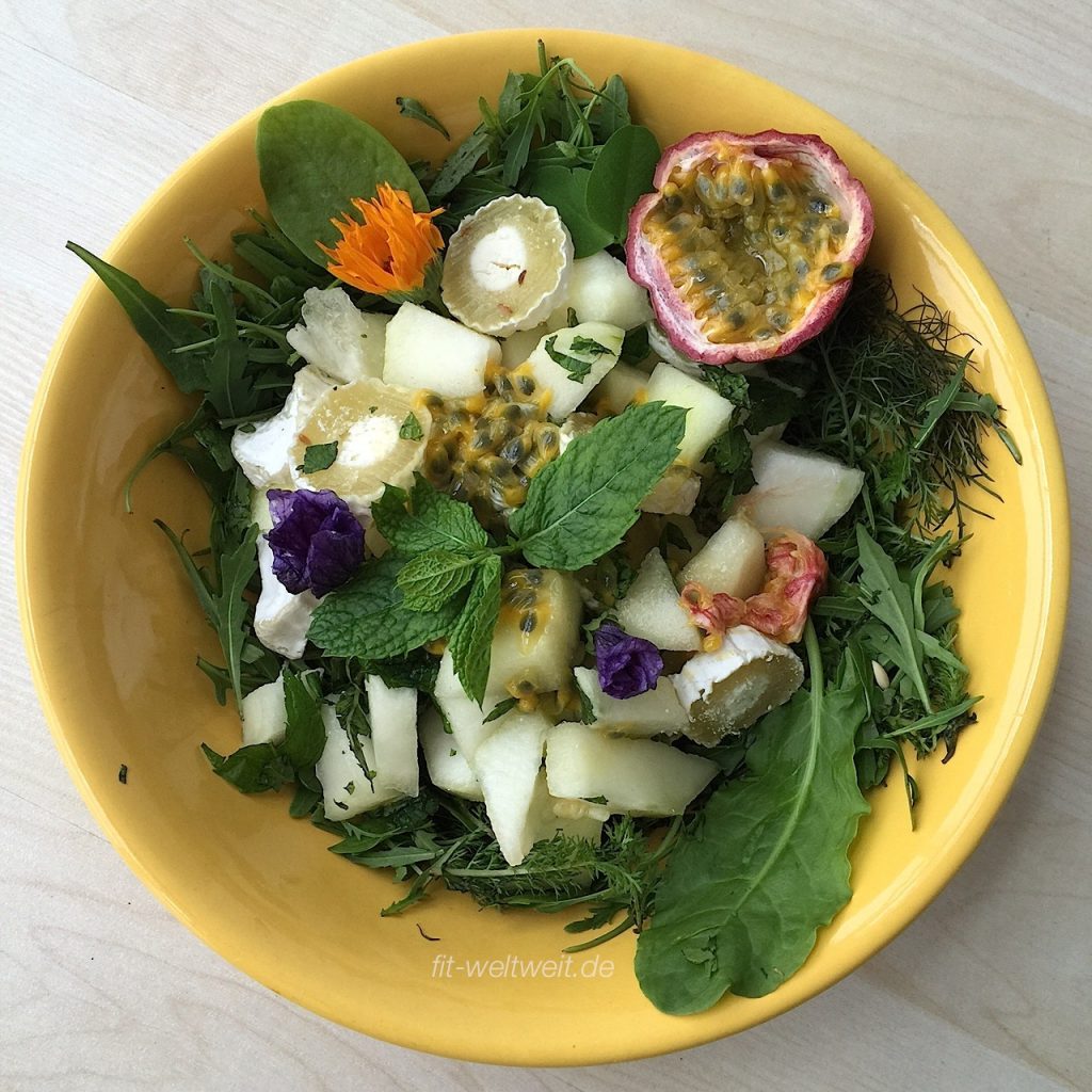 Salat mit Proteinen und der Passions Frucht