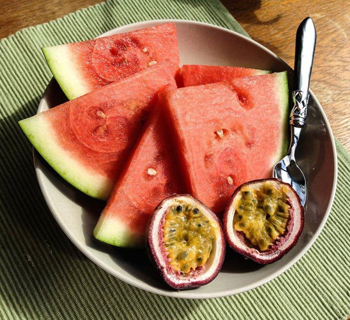 Wassermelone und Passionsfrucht als wertvollen Zwischenmahlzeit.