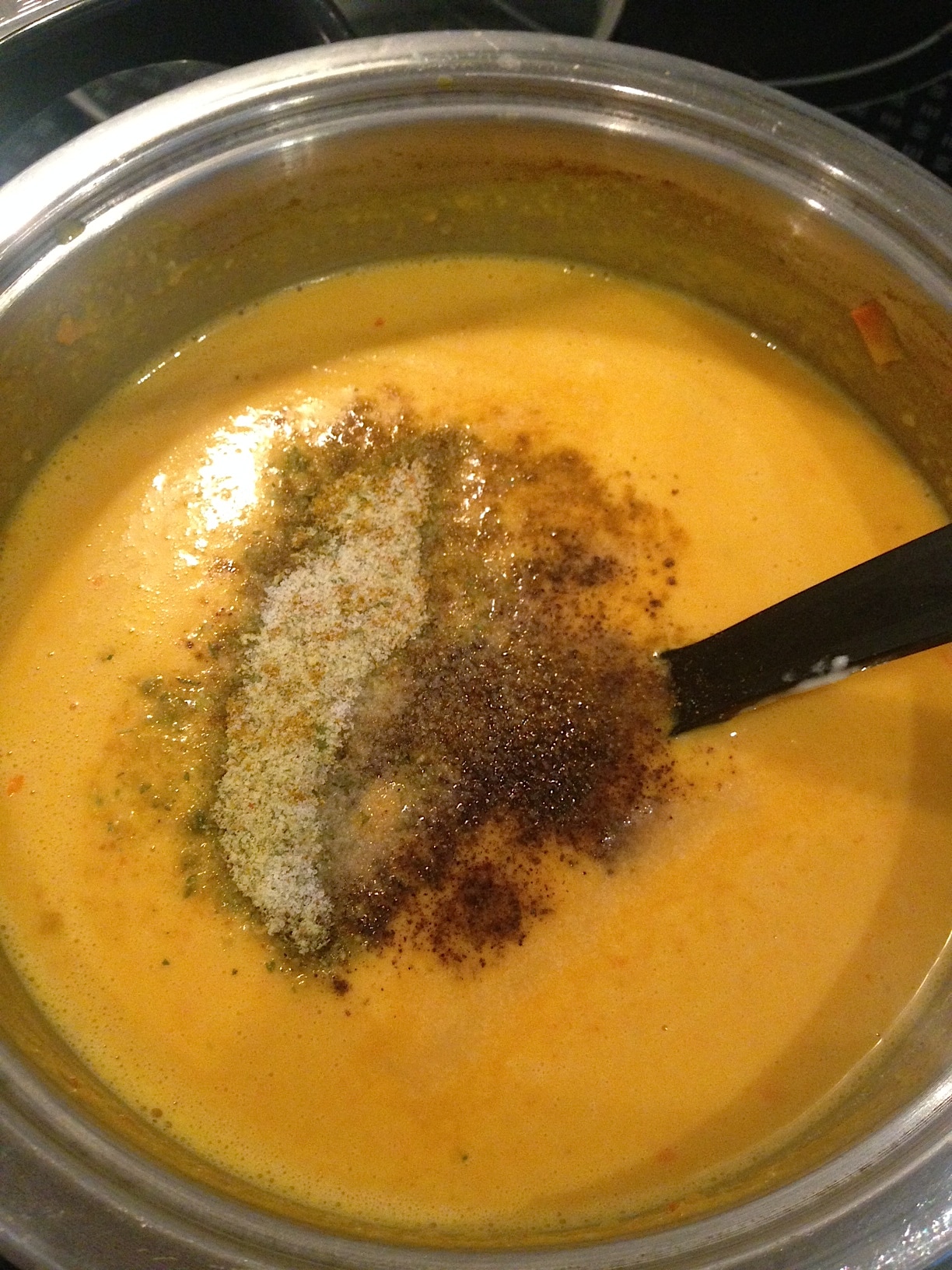 Vegane Low Carb Kürbissuppe mit natürlichen Gewürzen. Rezept Kürbissuppe mit Karotten, Kokos und Sellerie. Super lecker und super schnell kannst du dieses Kürbis Rezept in deinen Alltag integrieren und den Herbst mit dieser Kürbissuppe so richtig genießen. Wenn du Diät machst, ist diese Suppe geeignet. Besonders abends ist sie gut verdaulich für deinen Magen. #Kürbissuppe #Suppe #Kürbis #Kokossuppe