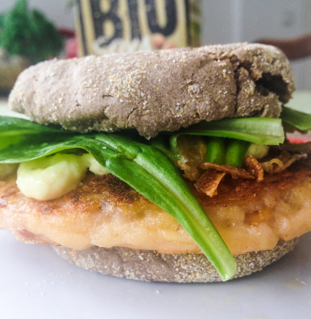 So kannst du einfach und schnell einen leckeren Veggieburger zubereiten. Eine Fleischersatz Alternative, die jedem schmeckt, auch nicht-Vegetariern. Gibt es in jedem Supermarkt.