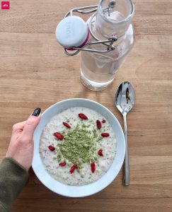 Veganes Porridge mit Chlorella und Spirulina