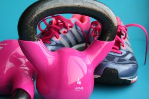Kettlebells sind die effektivsten Fitnessgeräte und platzsparend für zuhause, um Muskeln aufzubauen (Muskelaufbau) Fett abzubauen an Bauch, Beine, Po und Arme.