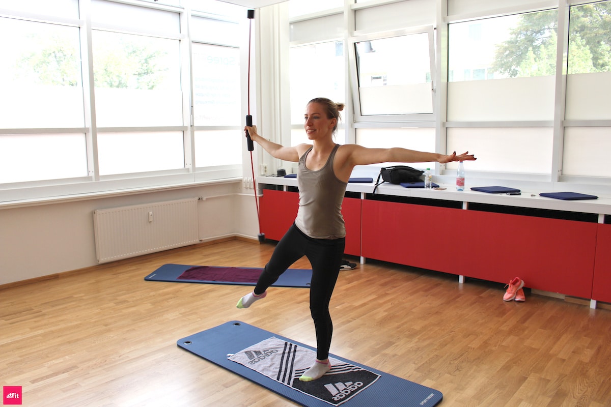 FlexiBar Übungen und Wirkung - #RückenFit mit #Gymflow (mit Video): Mit dem Flexi Bar kannst du #Rückenschmerzen durch effektive und nachhaltige Übungen wegtrainieren. Dazu zeige ich dir mit dem Swingstick, welches als eins der wirksamsten Trainingsgeräte unserer Zeit zählt, wie es geht. Der Stab trainiert die Muskeln in der Tiefe und unterstützt beim Aufbau deiner Stützmuskulatur.