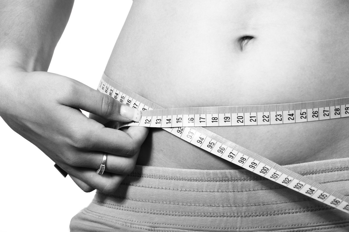 Körperfett messen Test: Warum deine Waage lügt, worauf du besser achten solltest (Fett, Muskeln, Wasser), und wie du richtig dein Körperfett misst.