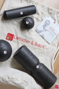 Verschiedenste Schmerzen wie #Kopfschmerzen #Nackenschmerzen #Schulterschmerzen, Hüftschmerzen oder #Knieschmerzen besitzen ihren Ursprungsort nicht zwingend in der schmerzenden Körperstelle, sondern an einem anderem Ort. So können sich Hüftprobleme oder Leistenschmerzen sehr schnell auf das #Knie und auf die Fußstellung ausstrahlt. Genauso kann es sein, dass ein verkürzter Oberschenkelmuskel zu einem krummen Rücken, einer Wirbelsäulen-Fehlstellung oder Nackenschmerzen führt #Faszientraining