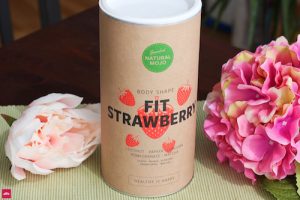 Fit Strawberry Erfahrung Natural Mojo: Noch mehr Sommer geht nicht. Mit eiskalter Milch (ich nehme Hafermilch oder Vanille Hafermilch) schmeckt es einfach nach einem leckeren Milchshake. Mit der Vanille Milch schmeckt es wie "Strawberry Cheesecake" von Ben & Jerry's. 40% Rabatt mit "fitbox"