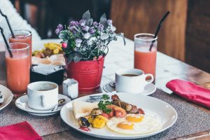 Ist es sinnvoll zu frühstücken? Welche Auswirkungen hat ein gesundes Frühstück auf deinen Körper? Der eine sagt dies, der andere das. Wie viel Zeit sollte zwischen Abendessen und Frühstück liegen? Wie wirkt sich das Essen eines gesunden Frühstücks auf die Art und Weise aus, wie der Körper Person morgens arbeitet? #Frühstück #Gesundheit #Ernährung #Auswirkungen #Pro #Kontra #Breakfast #gesund