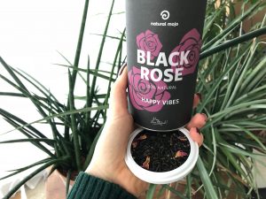 Meine Erfahrungen: Besonders am Black Rose Tea von Natural Mojo sind Korinthen als Zutat, denn dieses dient dazutut ganz natürliche Weise Heißhunger und maßlosen Appetit zu bändigen und ebenso kann ein eine positive Wirkung auf deine Konzentration haben. Nun sind wir also schon mal wach und konzentriert.