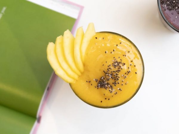 Kurkuma Latte Smoothie WInter #WINTER #SMOOTHIE #SMOOTHIEBOWL Kurkuma Latte Smoothie - EXTREM gesund - Wahnsinns Wirkung: entzündungshemmend (anti-inflammatory), Antioxidantien, Immunsystem, Entgiftung des Körpers, gegen Depressionen, ... Vegan: Vanille Milch, Bananen, Lebkcuhengewürz, Kurkuma, Zimt, Koriander, Zimt, Kokosöl, Chili