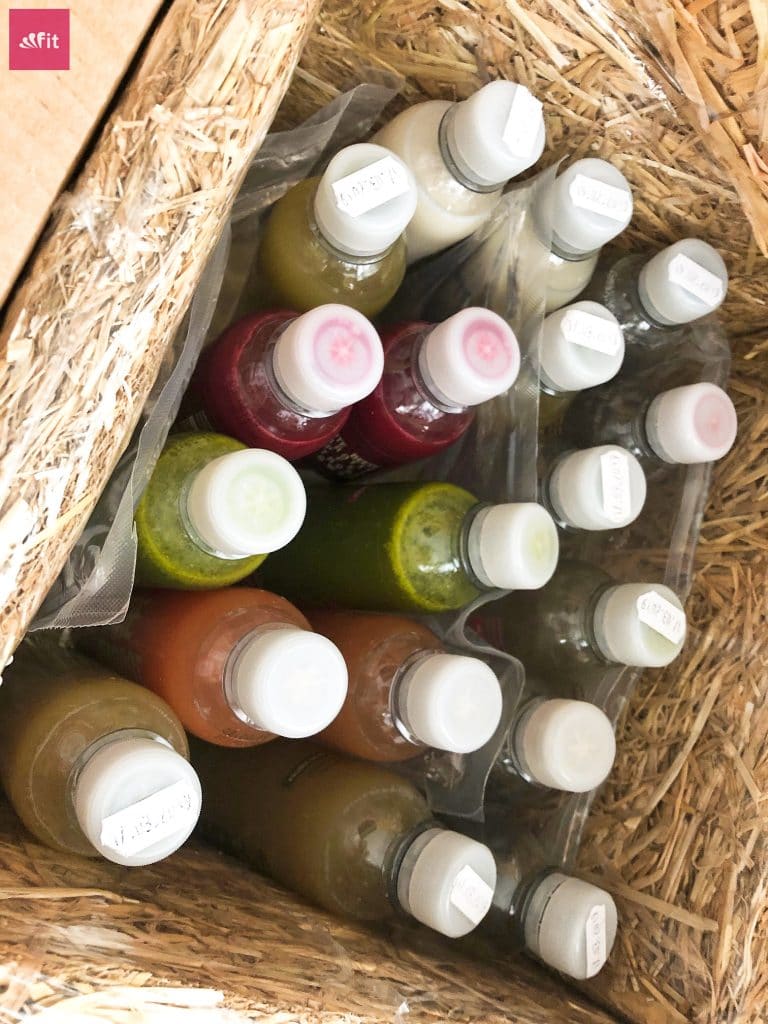 3 Safttage mit der #Kur von Kale and Me, Ich habe das Experiment gewagt und dazu einen entspannenden Spa Day mit Hello Body. Wie es lief, erfährst du unten: Mein gesamter Alltag der 3 Tage, ich war zuhause und unterwegs bei Terminen und auf Events. Wird man von der #Saftkur satt? Kann man #abnehmen? Schmecken die #Säfte? Was kann man dazu #essen? Wie fühlt man sich bei der Saftkur? #Saftkur vorbereiten? Entlastungstage und danach... alles auf dem Blog! 3 Safttage mit der #Kur von Kale and Me, Ich habe das Experiment gewagt und dazu einen entspannenden Spa Day mit Hello Body. Wie es lief, erfährst du unten: Mein gesamter Alltag der 3 Tage, ich war zuhause und unterwegs bei Terminen und auf Events. Wird man von der #Saftkur satt? Kann man #abnehmen? Schmecken die #Säfte? Was kann man dazu #essen? Wie fühlt man sich bei der Saftkur? #Saftkur vorbereiten? Entlastungstage und danach... alles auf dem Blog!