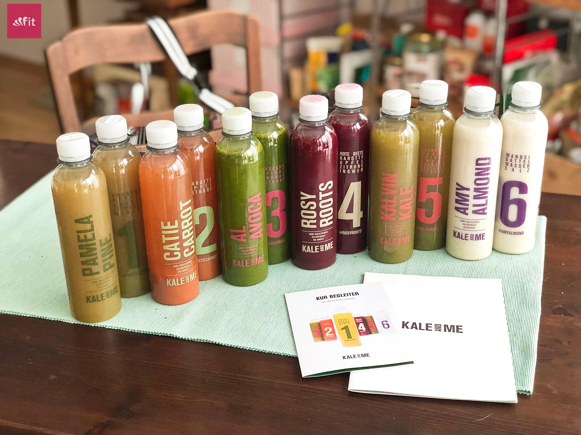 #Saftkur #Erfahrung #3Tage #abnehmen #vorhernachher #selbermachen #kaufen 3 Safttage mit der Kur von Kale & Me (Werbung) Ich habe das Experiment gewagt. Wie lief es? Mein gesamter Alltag der 3 Tage, ich war zuhause und unterwegs bei Terminen und auf Events. Wird man von der Saftkur satt? Kann man abnehmen? Schmecken die #Säfte? Was kann man dazu essen? Wie fühlt man sich bei der Saftkur? Saftkur vorbereiten? Entlastungstage, Entschlackung und danach + 2 gratis Säfte … alles auf dem Blog! 3 Safttage mit der Kur von Kale and Me, Ich habe das Experiment gewagt und dazu einen entspannenden Spa Day mit Hello Body. Wie es lief, erfährst du unten: Mein gesamter Alltag der 3 Tage, ich war zuhause und unterwegs bei Terminen und auf Events. Wird man von der #Saftkur satt? Kann man abnehmen? Schmecken die Säfte? Was kann man dazu essen? Wie fühlt man sich bei der Saftkur? Saftkur vorbereiten? Entlastungstage und danach... alles auf dem Blog!