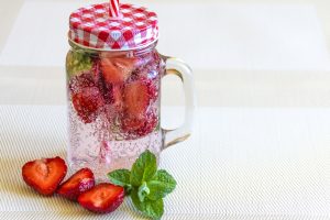 #Bowle Erfrischung im Sommer mit dieser leckeren Erdbeerbowle mit Waldmeister. Sie ist #alkoholfrei und für #Kinder geeignet. Schnell zubereitet. Das #Rezept gibt es auf dem Blog. Frische #Erdbeeren kannst du für dieses und andere Rezepte wie Eis verwenden. Anstatt kaufen einfach DIY selber machen.