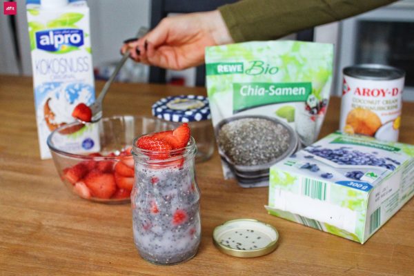 Erdbeeren Kokos Chia Pudding Rezept Kinder Büro Frühstück Mealprep #Erdbeeren #Erdbeere #Kinder #Rezept #Sommer #Pudding #vegan #mealprep #kokos Veganer Kokos-Chia-Pudding mit Erdbeeren (Meal Prep: 1 Minute Zubereitung). Das perfekte Sommer Rezept, denn diesen leckeren Pudding kannst auch kalt essen. Er ist vegan, eignet sich perfekt für Büro, Schule oder Kindergarten, ist clean und zuckerfrei. Mega Vorteil: in 1 Minute fertig zubereitet. Das perfekte Meal Prep. Bei meiner Taktik steht neben dem Geschmack auch die Zeitersparnis im Vordergrund.