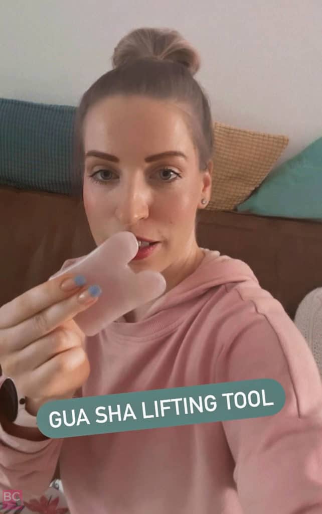 Face Yoga Anwendung mit den Gesichtsölen und Gua Sha Steinen von Rosental Organics fitweltweit.de
