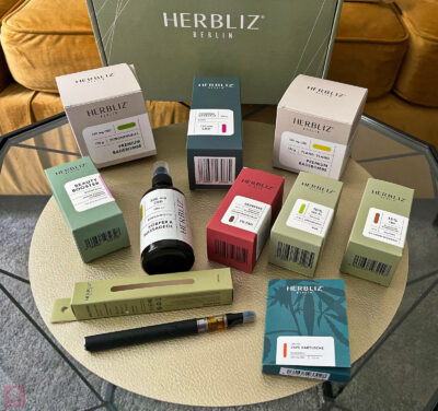 Verpackung HERBLIZ ERFAHRUNGEN CBD Hanf produkte Rezension ÖL Cape Kosmetik Beauty Booster Tagescreme Augencreme Bewertung