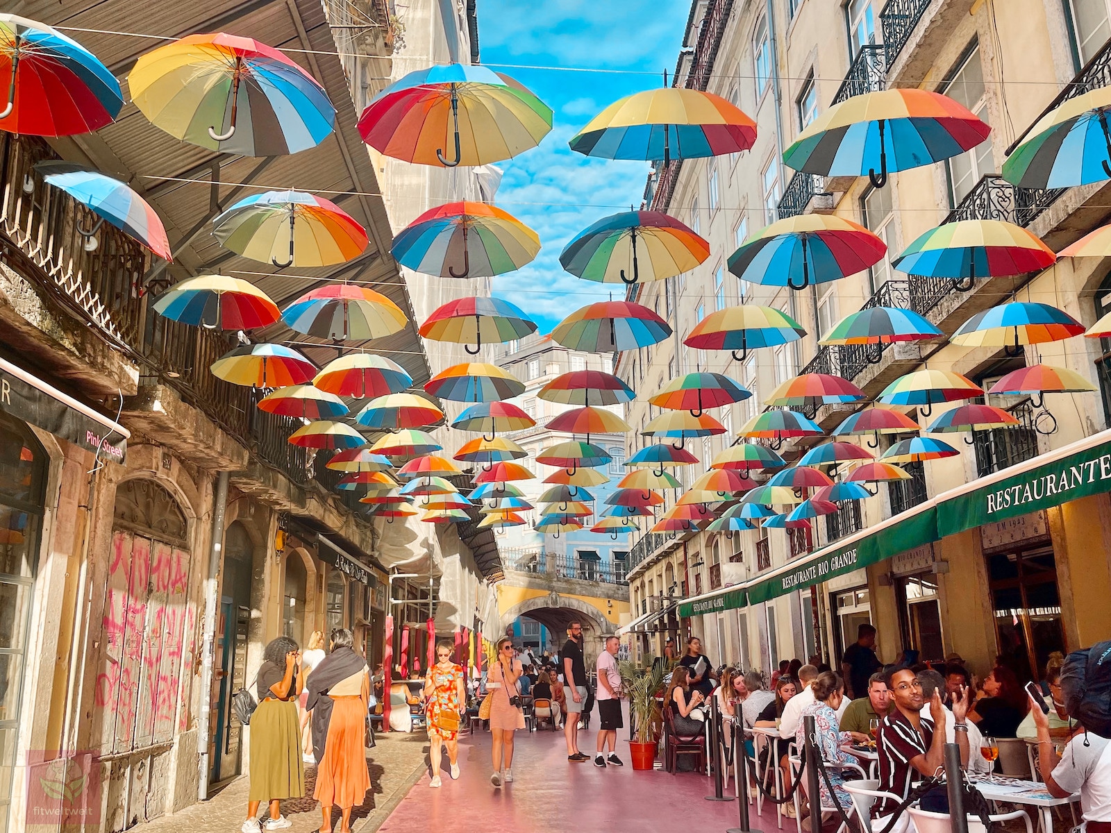 PINK STREET Lissabon bunte Regenschirme Rainbow Umbrellas LGBTQ