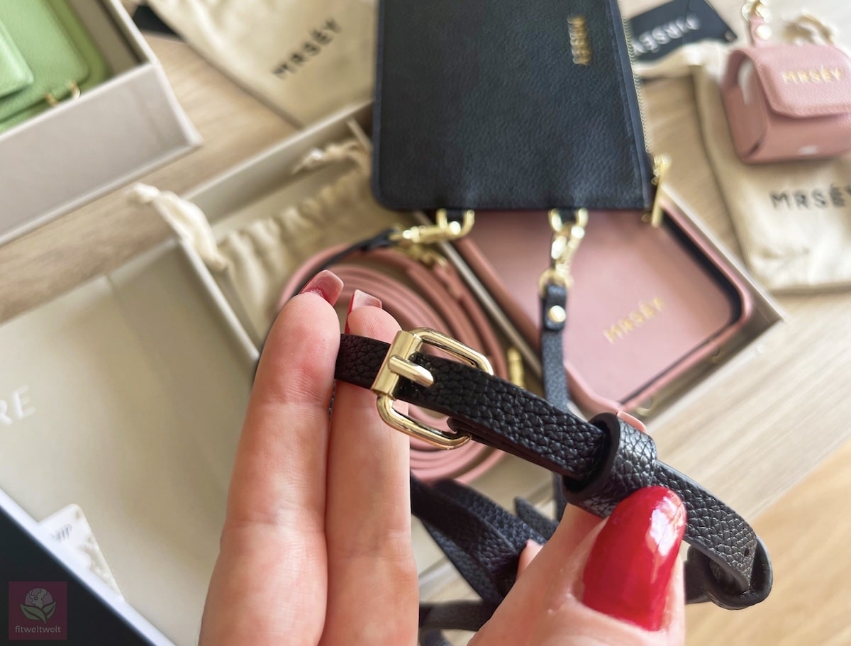 Goldene Details der MRSÉY Handy Tasche und Handy Ketten Erfahrungen
