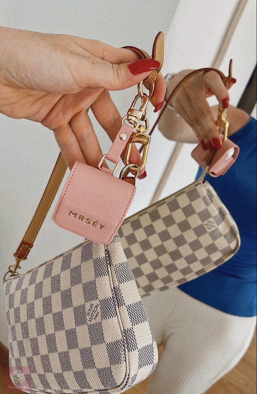 MRSÉY Airpod Case in Kombination mit der Louis Vuitton Pouchette Damier Azur Canvas