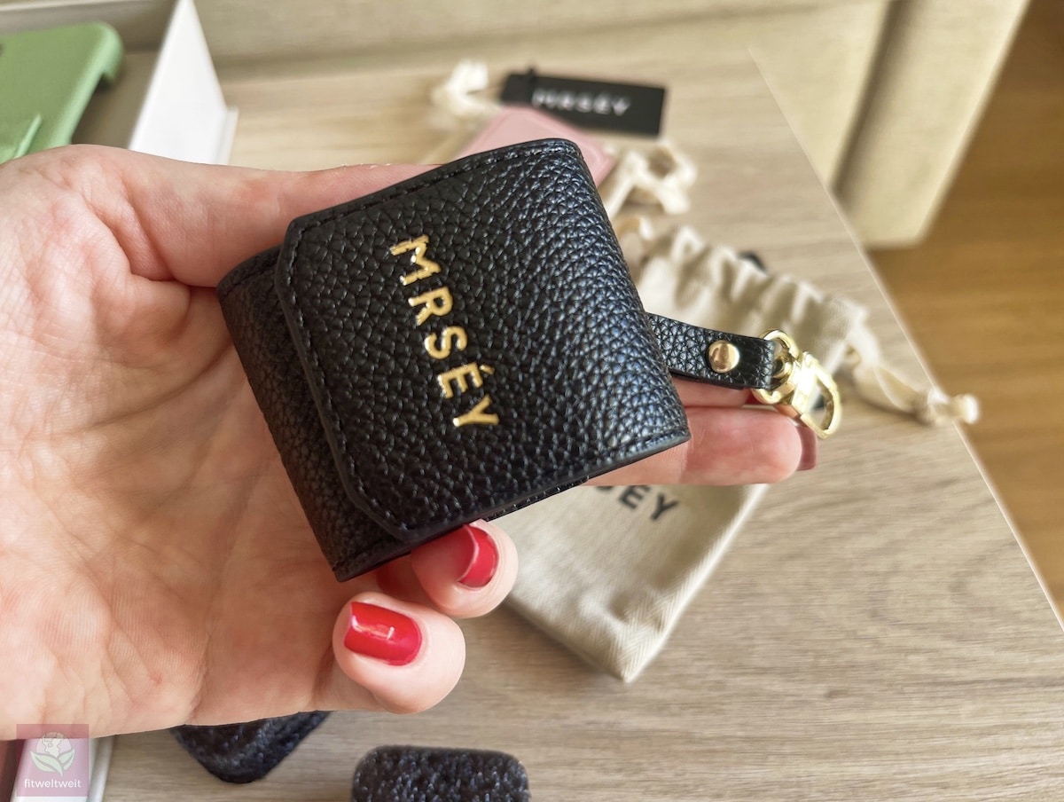 MRSÉY Airpods Case aus veganem Leder in schwarz