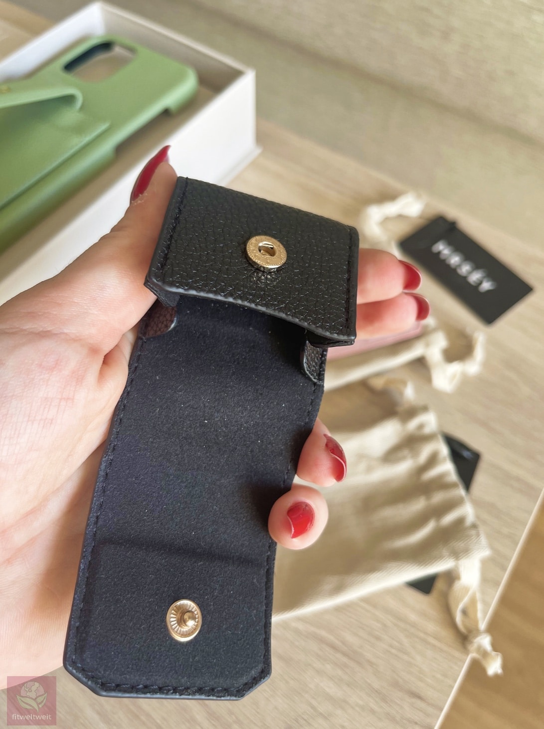 hochwertiges MRSÉY Airpods Case aus veganem Leder in schwarz