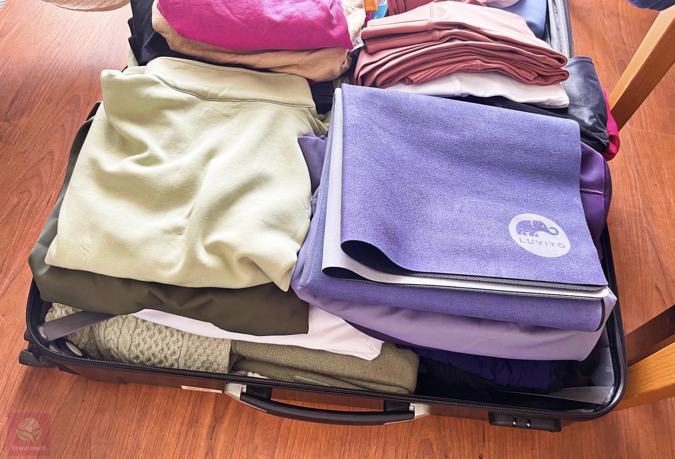 LUVIYO Reise Travel Yogamatte Erfahrungen zusammengefaltet im Koffer LUVIYO Reise Travel Yogamatte Erfahrungen zusammengefaltet im Koffer