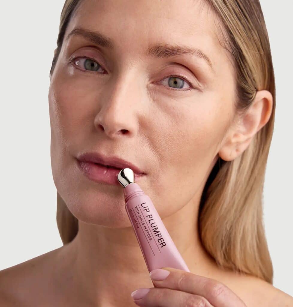 Rosental Organics Lip Plumper: Ergebnisse des wissenschaftlichen Langzeittestberichts zur Dauerhaftigkeit (Longevity). Model trägt Rosental Organics Lip Plumper auf die Lippen auf, Fokus auf Applikation und Hautkontakt.