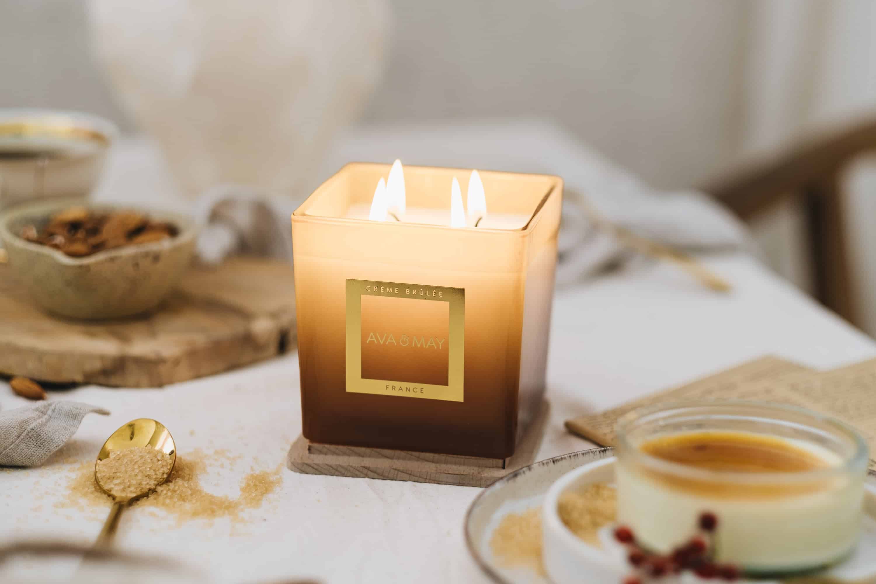 Crème Brûlée Duftkerze AVA & MAY: Erfahrungen mit der 450g Kerze mit dem Duft nach Brauner Zucker, Mandel und Sandelholz