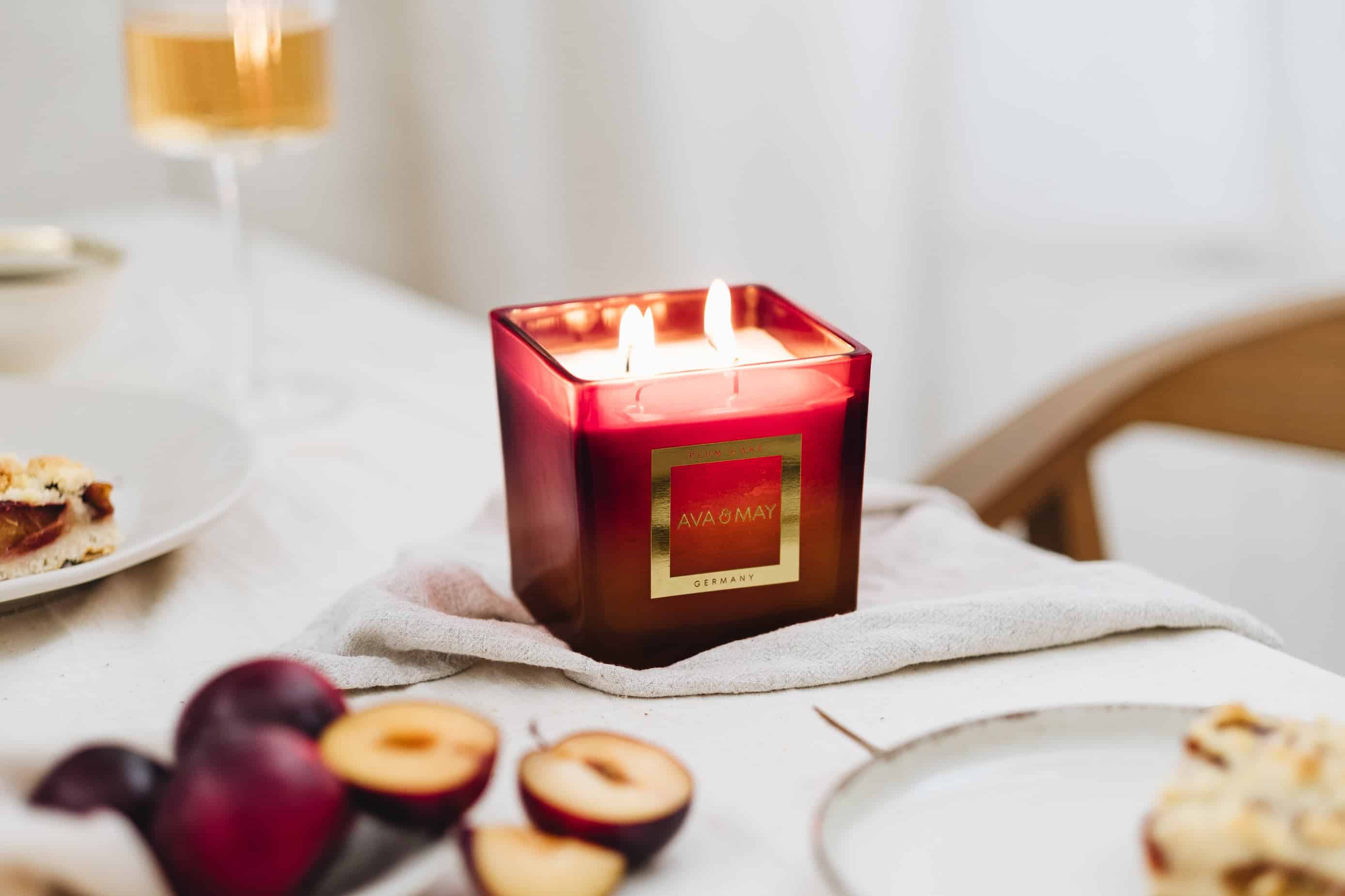 PLUM CAKE Duftkerze AVA & MAY: Erfahrungen mit der 450g Kerze mit dem Duft nach Pflaume, Vanille und Zimt
